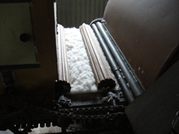 機械に通して綿をほぐします。この時に短い繊維やゴミを取り除きます。